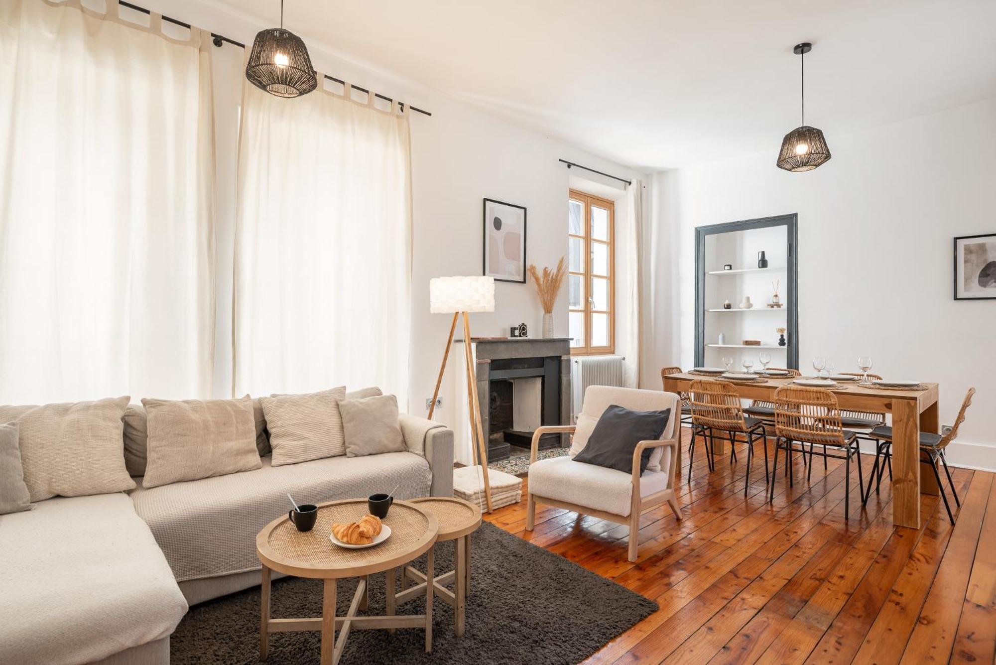 Appartement Spacieux Et Chaleureux Coeur De Ville Chambéry Exterior foto
