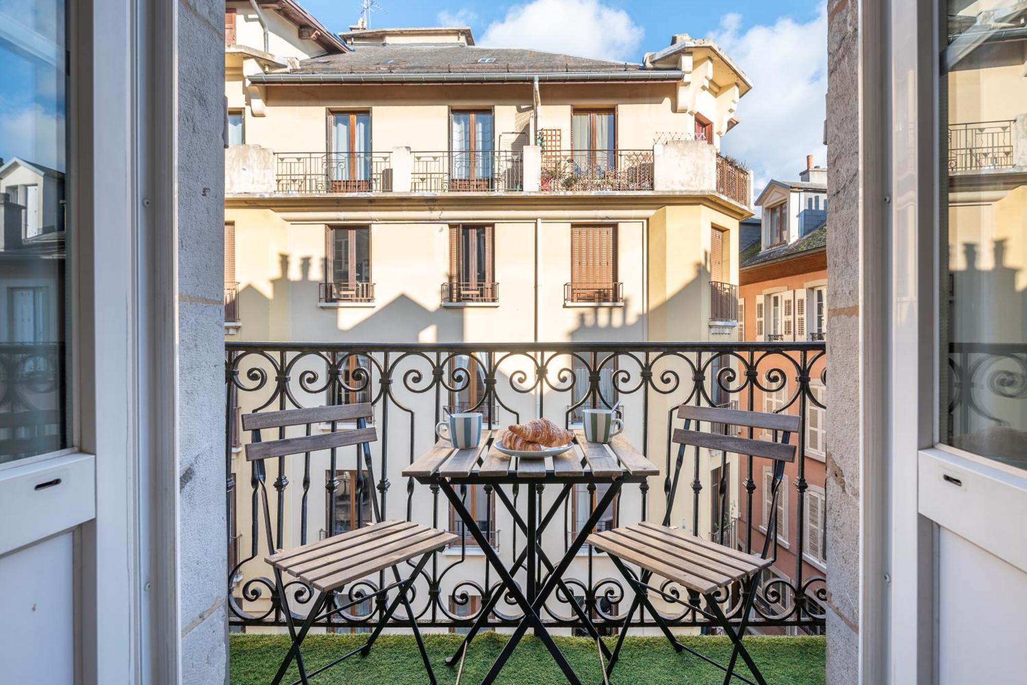 Appartement Spacieux Et Chaleureux Coeur De Ville Chambéry Exterior foto